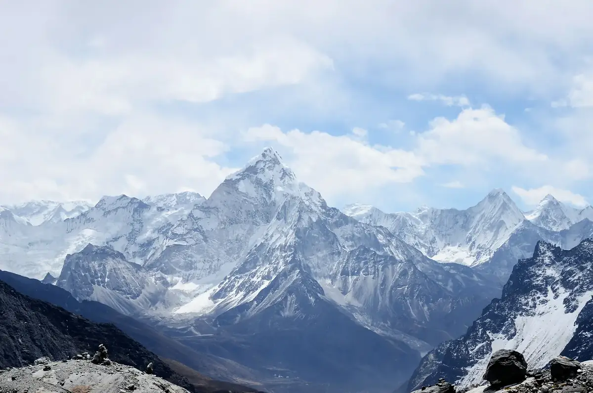 Bred højdalseng med snedækkede Himalaya-tinder
