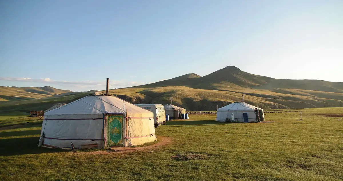 Jurtor på den mongoliska stäppen